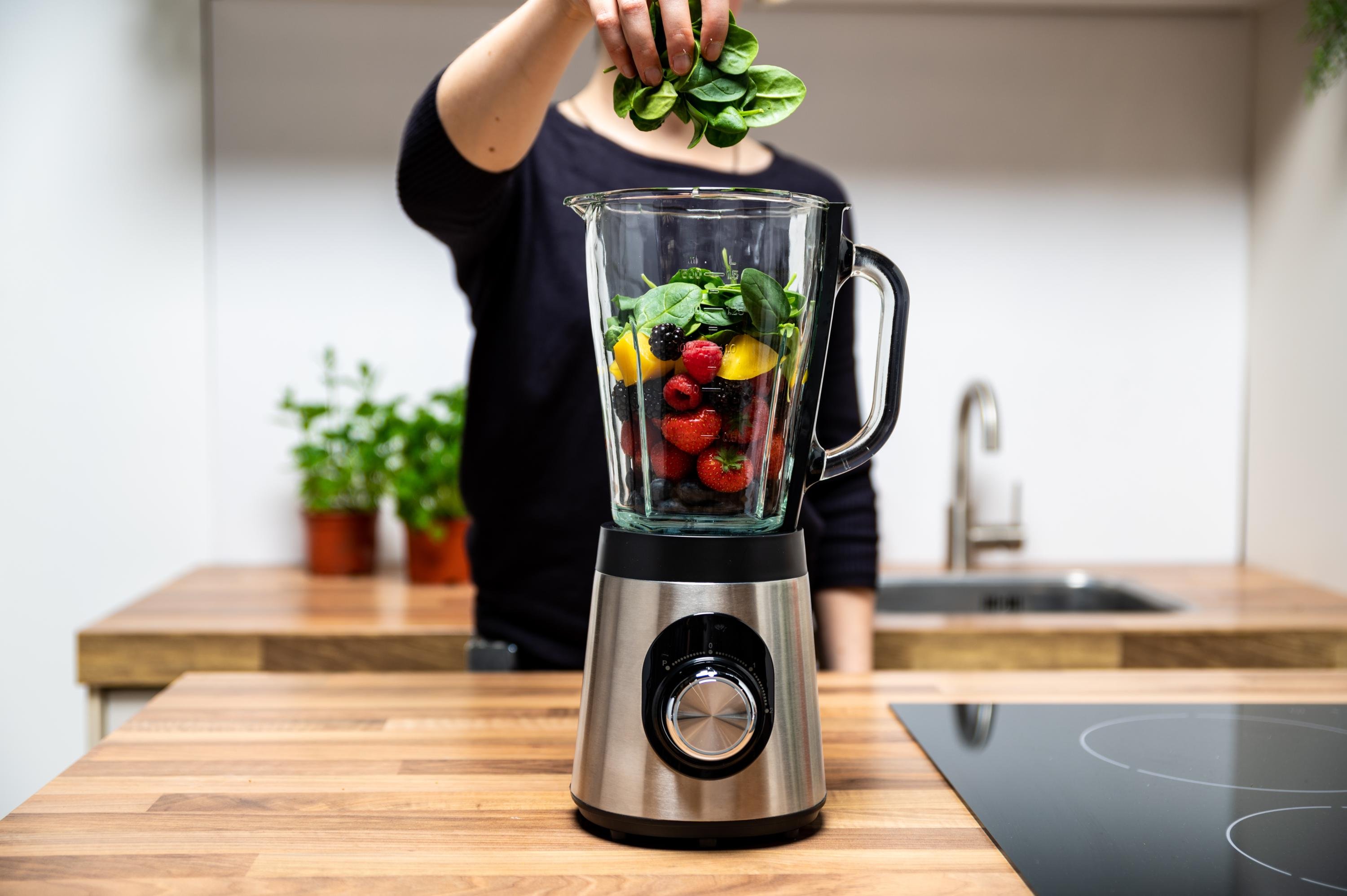 Blender kielichowy Alpina 1,5 l na blacie kuchennym.